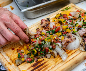 aros de cebolla con tocino a la parrilla  y salsa de mango picado 
montados en tabla de madera 

