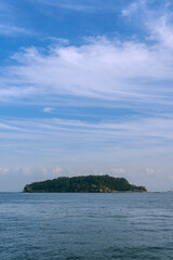広い空の下に島（猿島）がある海／神奈川県横須賀市