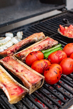 verduras y tu&eacute;tanos a la parrilla.
hortalizas a la parrilla. 
tu&eacute;tanos en el asador