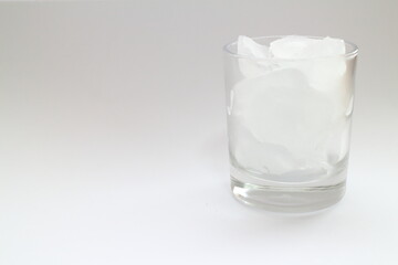 コップに入った真っ白な氷