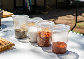 botes de plástico con diferentes especias en su ( sal, pimienta , chile , pimiento ) interior y...