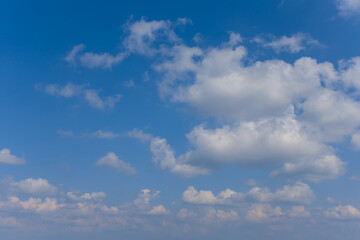 Obraz premium blue sky with cumulus clouds, natural sky background
