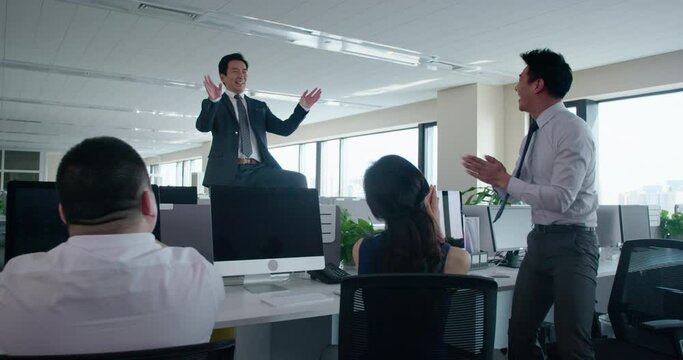 Business people clapping in office,4K