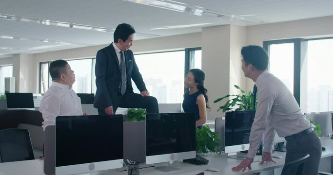 Business people clapping in office,4K