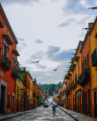 Fototapeta na wymiar Amanecer en una calle de San Miguel de Allende, Guanajuato.
