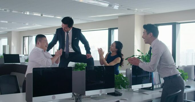 Business people clapping in office,4K