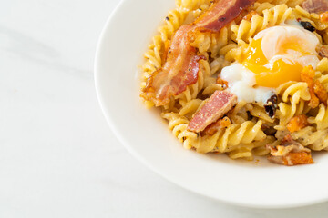 carbonara fusilli pasta spicy bacon