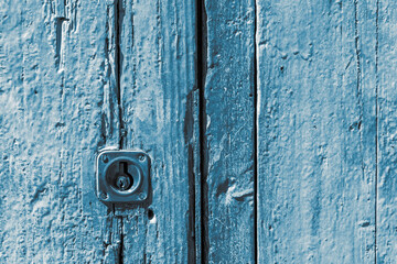 alte Holztür in blau mit schloss