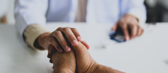 Obraz na płótnie Canvas Close up shot of shake hands to encourage the patient.