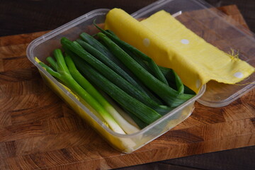 leeks storing in a container