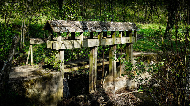 Un petit pont sur la rivi&egrave;re Arman&ccedil;on
