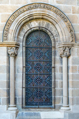 Fenêtre de l'église de Blesle, Haute-Loire, France