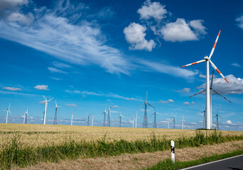 Windkraftanlage Windpark im Sommer m auf einem Feld