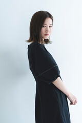 Fototapeta premium 黒いワンピースの女性