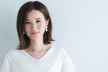 夏ファッションの女性