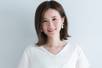 夏ファッションの女性