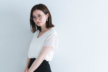 夏ファッションの女性