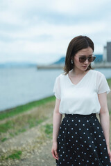 夏に散策する女性