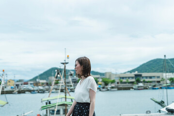 Fototapeta premium 夏に散策する女性