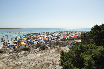 Close-up shot van een toeristisch strand van Spiaggia La Pelosa in Sardinië, Italië