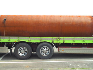 トラックの荷台に積まれた錆びた大きな鋼管