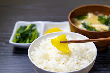 朝食でタクアンとご飯を食べる