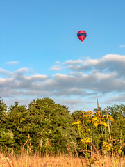 ballon montgolfi&egrave;re rouge en vol