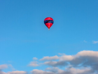 ballon montgolfière rouge en vol