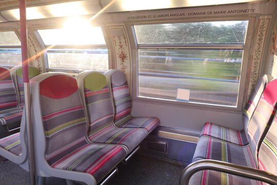 Transport en commun en &Icirc;le-de-France, si&egrave;ges vides &agrave; l'int&eacute;rieur d'une rame de train de banlieue de la ligne RER C circulant entre Paris et Versailles (France)