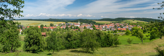 Idyllisches Dorf Panorama in hügeliger ländlicher Landschaft im Sommer - Erlaheim, Ortsteil von...