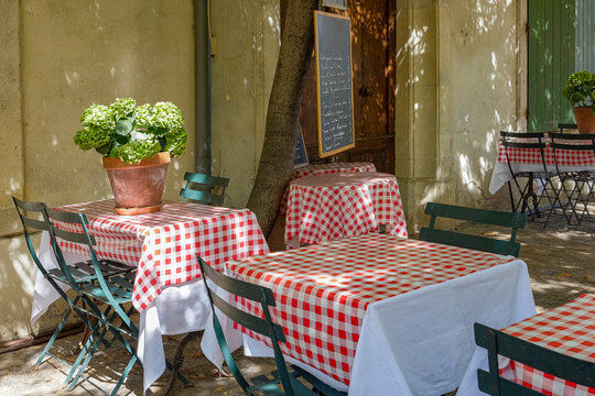 tables de restaurant au nappes &agrave; carreaux