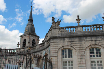 Obraz premium saint-pantaléon church and stanislas' castle in commercy (france)
