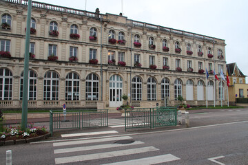 Fototapeta na wymiar town hall in vittel (france)