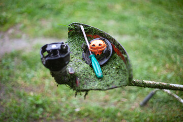 Lawn mower repair. Saodnik's tool. The lawn mower is defective.
