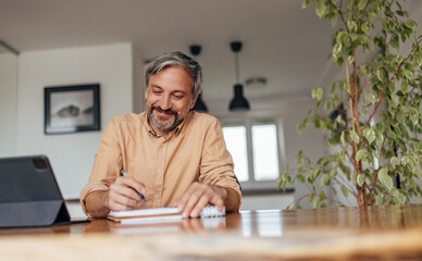 Obraz premium Adult man, drawing his wife by heart.