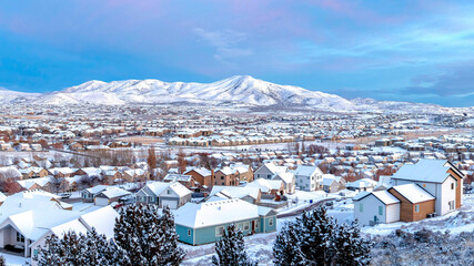 Pano A view of the valley and the houses with the mountains and blue sky as the background