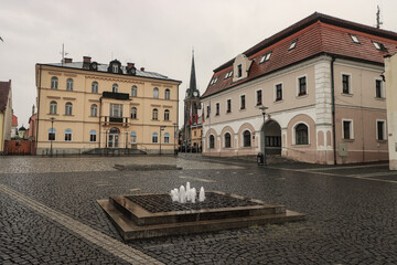 Kleinstadtidylle im Nordböhmischen Grottau (Hradek nad Nisou); Marktplatz mit Rathaus