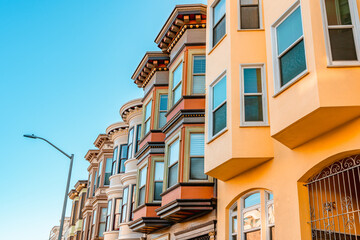 Obraz premium Facades of beautiful houses in San Francisco with beautiful Victorian architecture