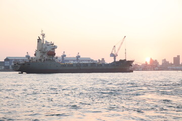 Obraz premium Big ship enters the port