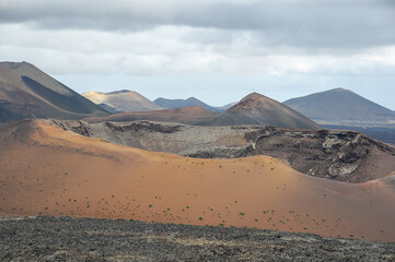Fototapeta na wymiar Paisaje de volcanes en el parque natural de Timanfaya en la isla de Lanzarote, Canarias