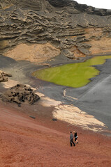 Paisaje volcánico en el Lago Verde en la costa de El Golfo en la isla de Lanzarote, Canarias