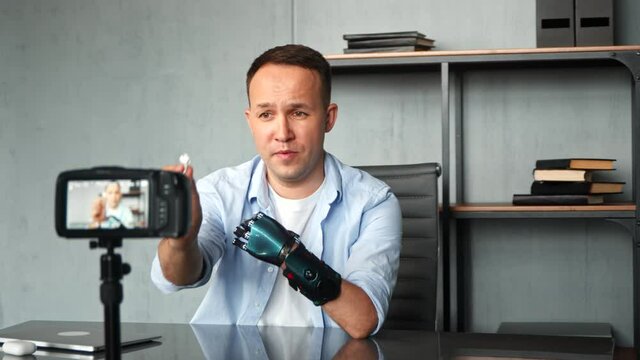 Professional blogger with artificial limb talks at stream