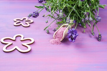 Fototapeta na wymiar bouquet of fresh lavender flowers and pink salt basket