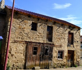 Fototapeta na wymiar vielle maison de village en ruine village de beaux haute loire