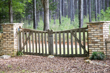 Simple weathered wood driveway gate on an old farm - obrazy, fototapety, plakaty