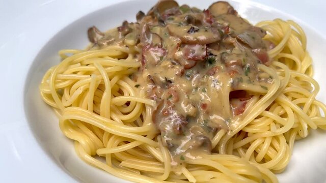 Spaghetti funghi