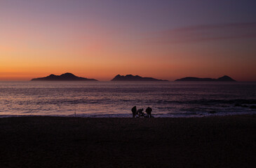 Fototapeta na wymiar Vista de las Islas Cíes desde la playa de Os Muiños de Fortiñón en Saians, Vigo.