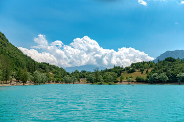 Türkisfarbener Alpensee in Italien.