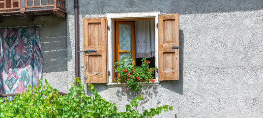 Fototapeta na wymiar Italienische Gebäude und Gassen mit traditionellen Fensterläden.