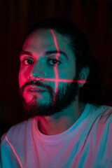 Retrato en estudio con luces azul y roja 